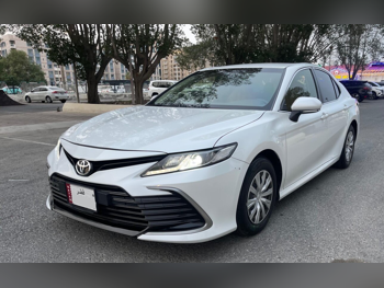 Toyota  Camry  LE  2023  Automatic  71,000 Km  4 Cylinder  Front Wheel Drive (FWD)  Sedan  White  With Warranty