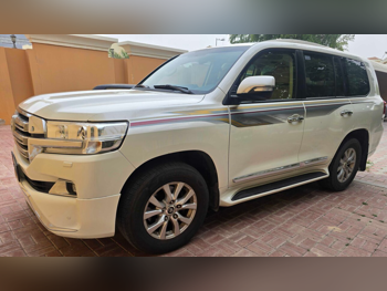 Toyota Land Cruiser GXR 2016 Automatic 174,187 Km 8 Cylinder Four Wheel Drive (4WD) SUV White