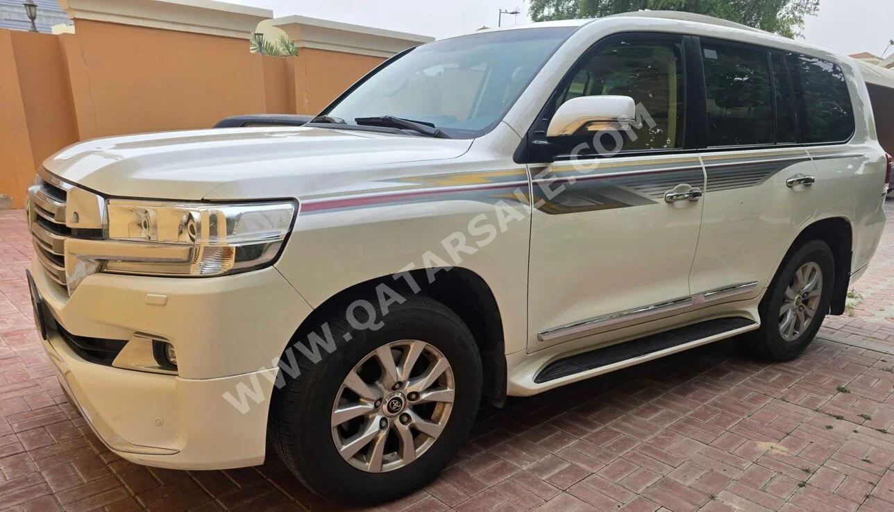 Toyota  Land Cruiser  GXR  2016  Automatic  174,187 Km  8 Cylinder  Four Wheel Drive (4WD)  SUV  White