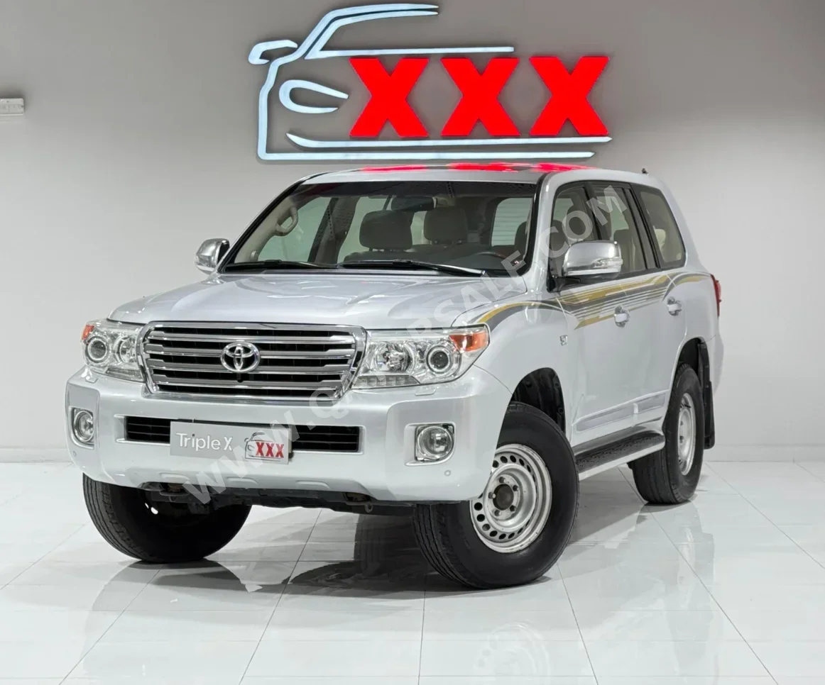 تويوتا  لاند كروزر  في اكس ار  2014  اوتوماتيك  475,000 كم  8 سلندر  دفع رباعي  اس يو في  فضي