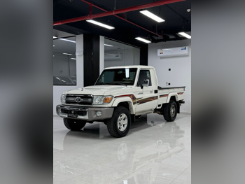 تويوتا  لاند كروزر  ال اكس  2018  عادي  291,000 كم  6 سلندر  دفع رباعي  بيكب  أبيض