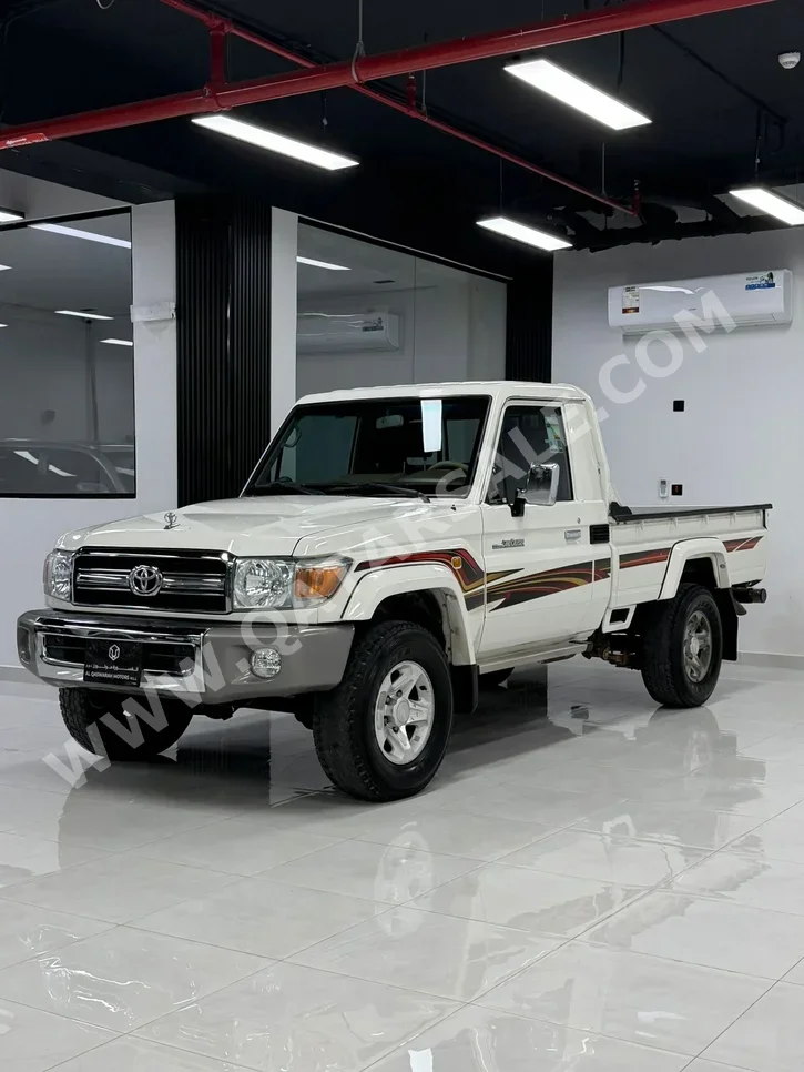 تويوتا  لاند كروزر  ال اكس  2018  عادي  291,000 كم  6 سلندر  دفع رباعي  بيكب  أبيض
