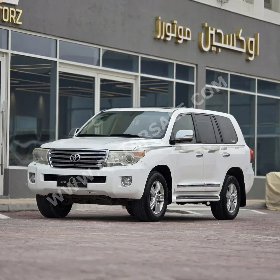 Toyota  Land Cruiser  GXR  2014  Automatic  231,000 Km  8 Cylinder  Four Wheel Drive (4WD)  SUV  White