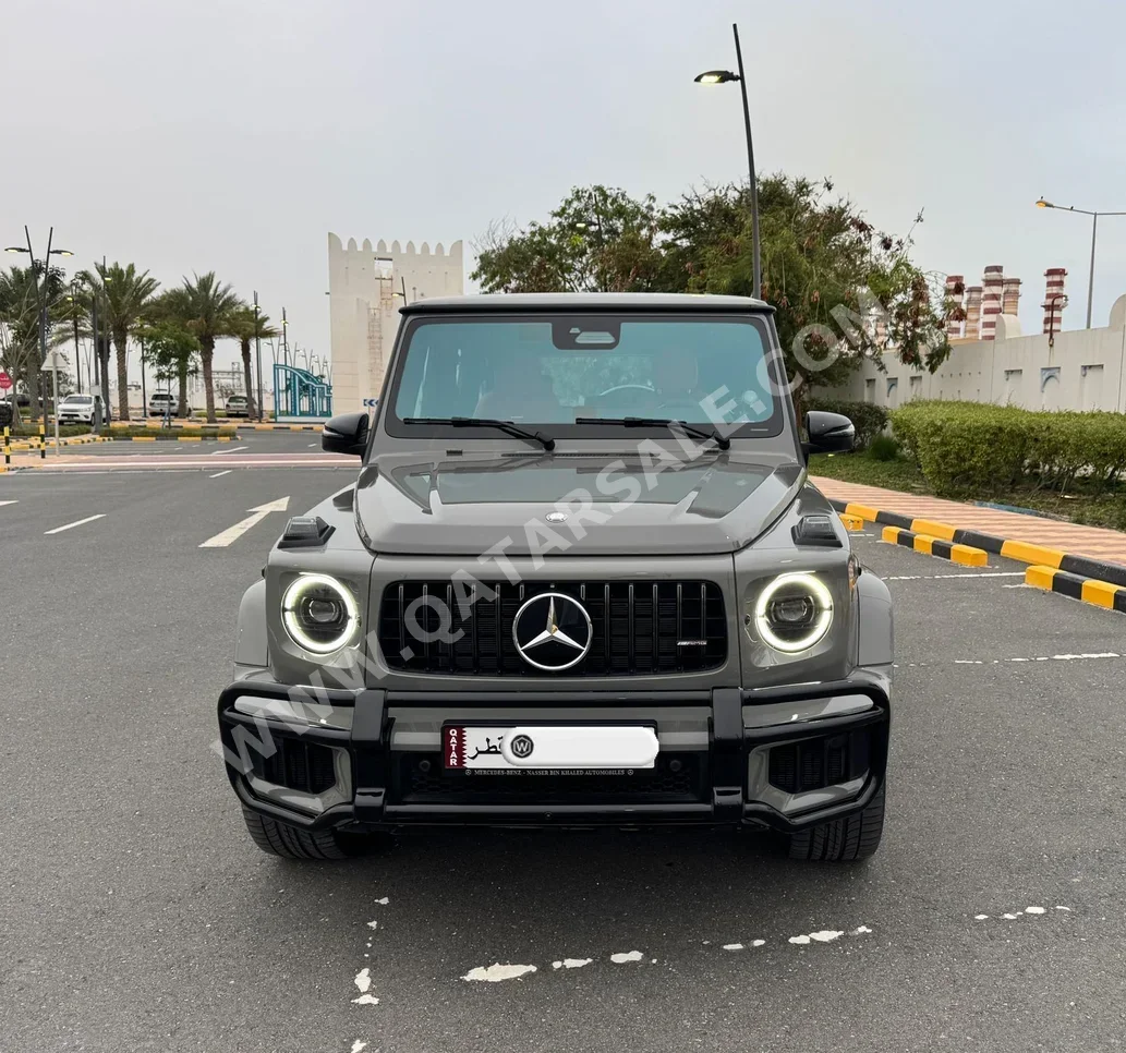 مرسيدس - بنز  جي - كلاس  63 اي ام جي  2025  اوتوماتيك  8,500 كم  8 سلندر  دفع رباعي  اس يو في  رمادي  تحت الضمان