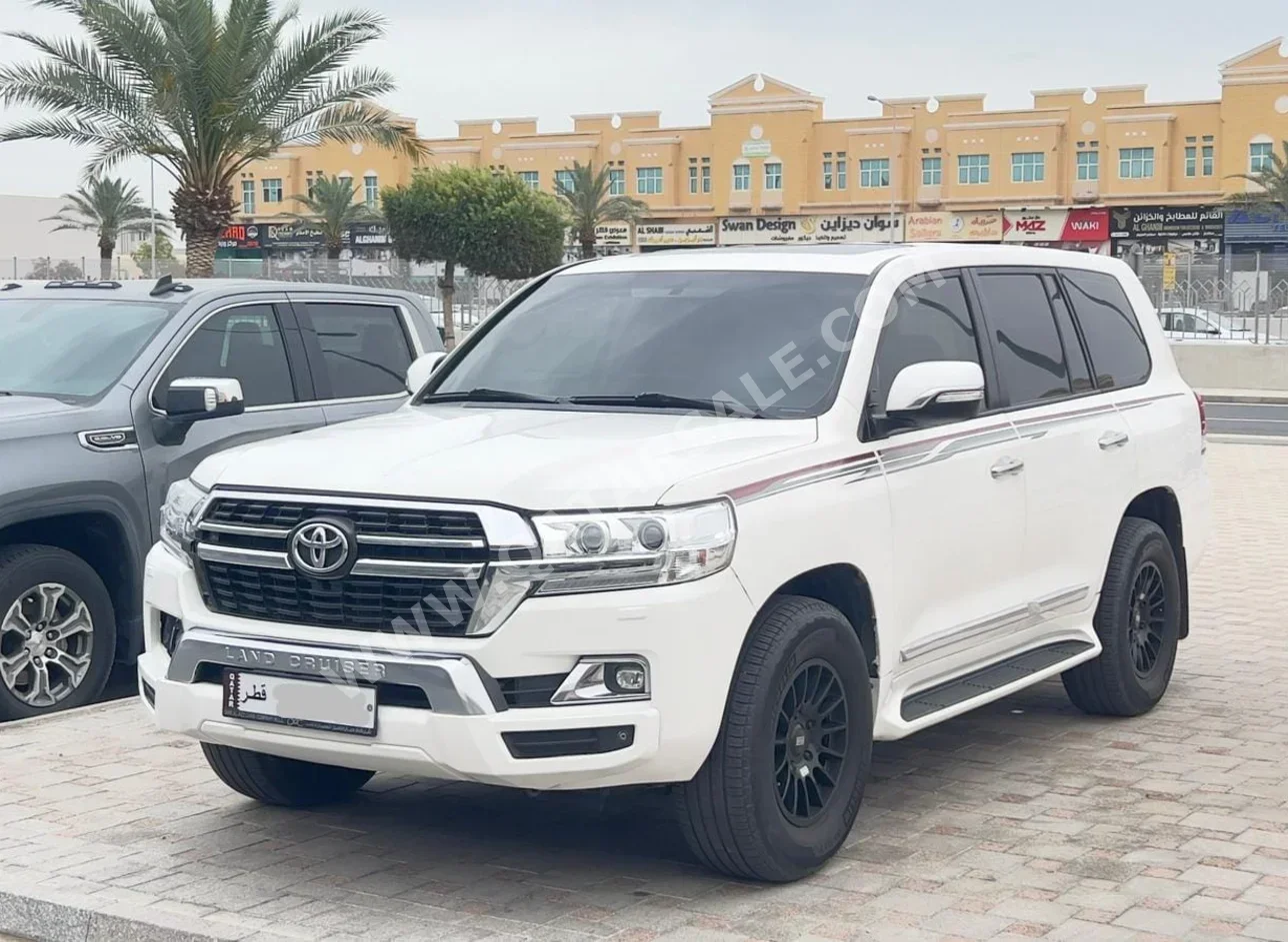 Toyota  Land Cruiser  GXR  2017  Automatic  225,000 Km  8 Cylinder  Four Wheel Drive (4WD)  SUV  White