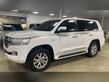 Toyota  Land Cruiser  VXR  2016  Automatic  318,000 Km  8 Cylinder  Four Wheel Drive (4WD)  SUV  White