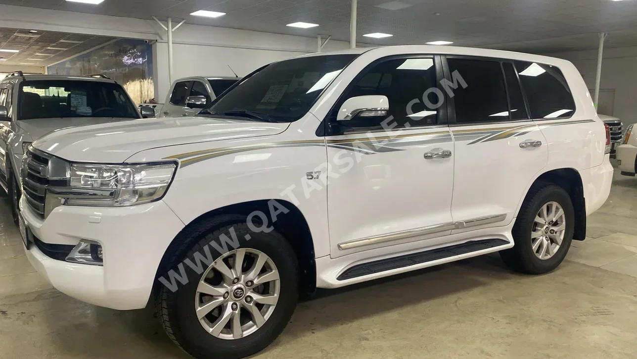 Toyota  Land Cruiser  VXR  2016  Automatic  318,000 Km  8 Cylinder  Four Wheel Drive (4WD)  SUV  White