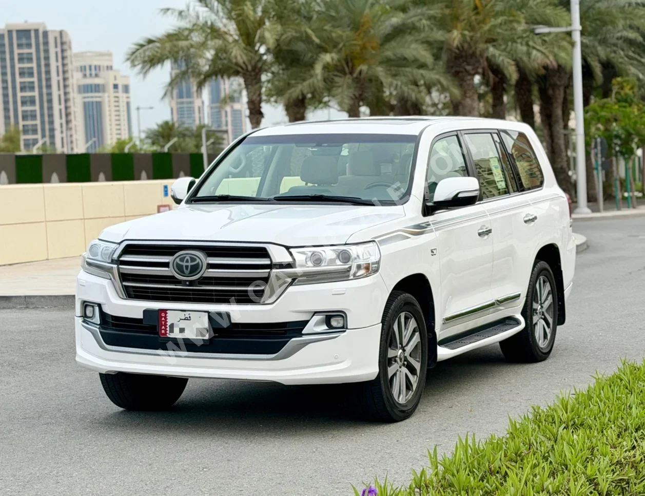 Toyota  Land Cruiser  VXR  2019  Automatic  170,000 Km  8 Cylinder  Four Wheel Drive (4WD)  SUV  White