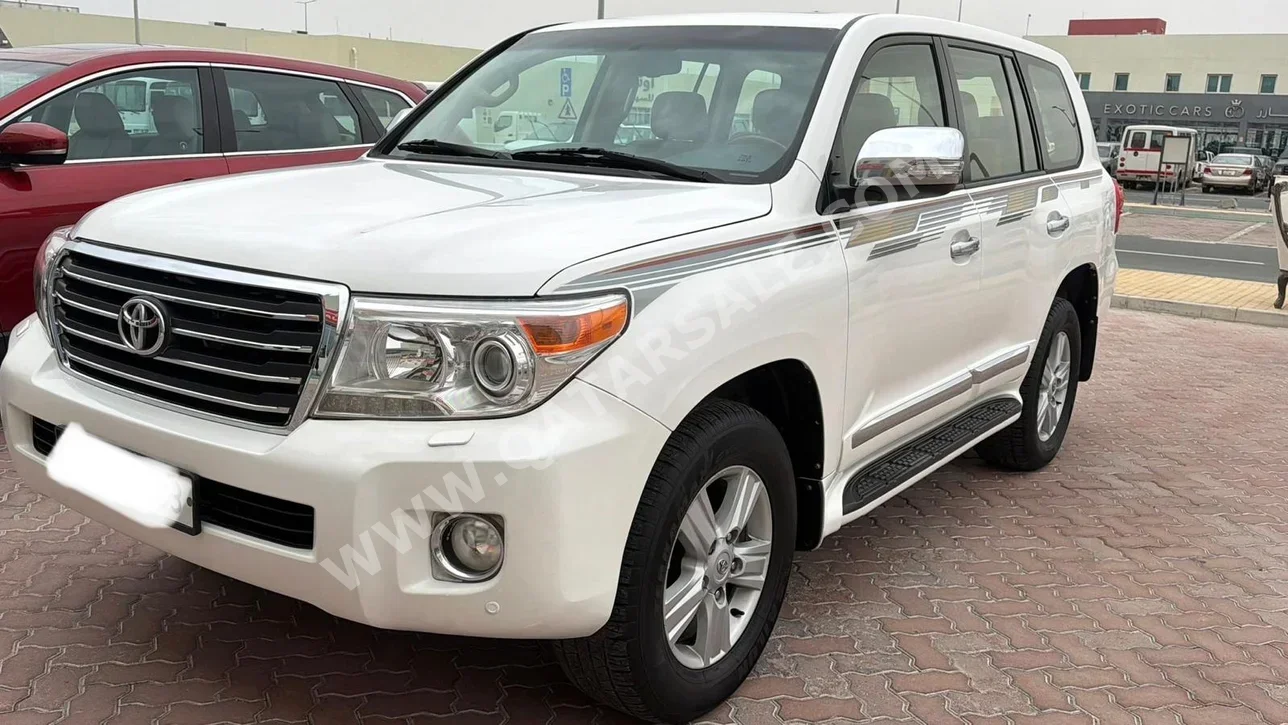 Toyota  Land Cruiser  GXR  2014  Automatic  240,000 Km  8 Cylinder  Four Wheel Drive (4WD)  SUV  White