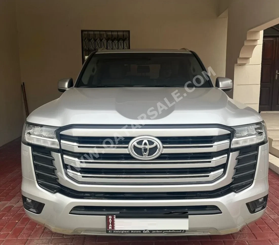 تويوتا  لاند كروزر  جي اكس ار  2026  اوتوماتيك  2,200 كم  6 سلندر  دفع رباعي  اس يو في  فضي  تحت الضمان