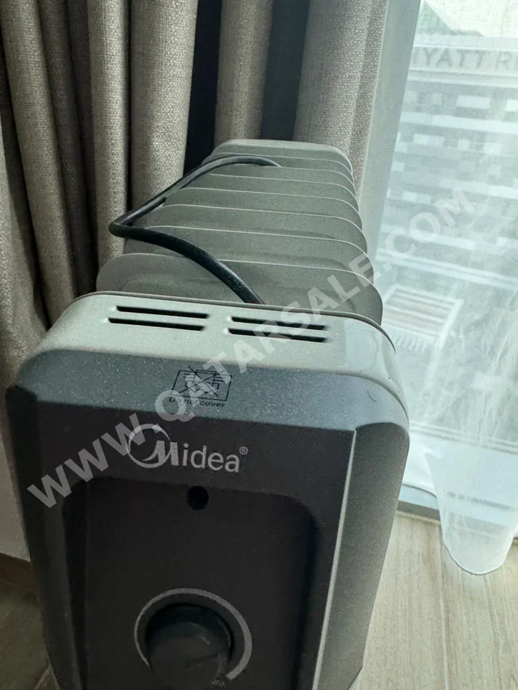 مراوح متنقلة اللون الرمادي  توصيل بالحائط  وسط