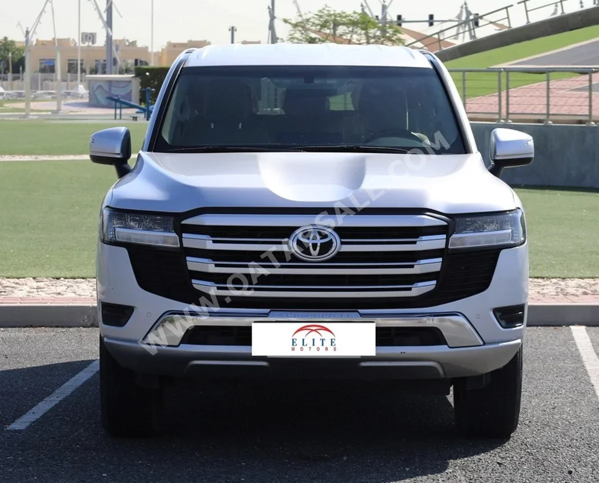 تويوتا  لاند كروزر  6 سلندر  إس يو في 2 في 4  حليبي  2022