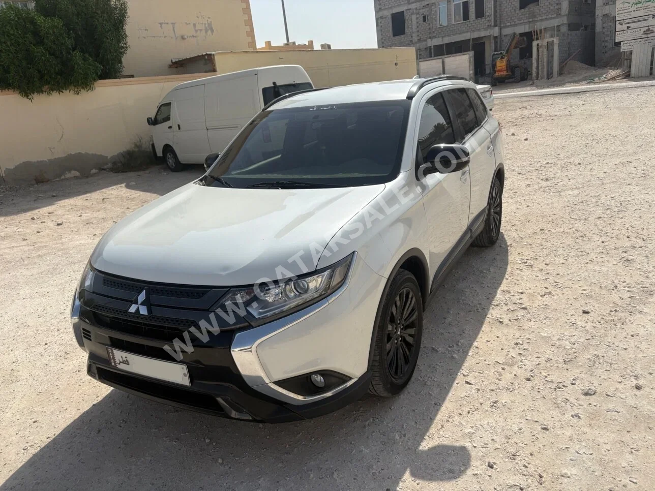 Mitsubishi  Outlander  2022  Automatic  87,000 Km  4 Cylinder  Four Wheel Drive (4WD)  SUV  White