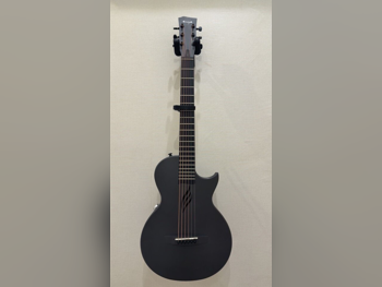 غيتار كهربائي-اكوستيك  أسود  e  الولايات المتحدة الأمريكية  تشمل حقيبة حاملة \  للمتوسط