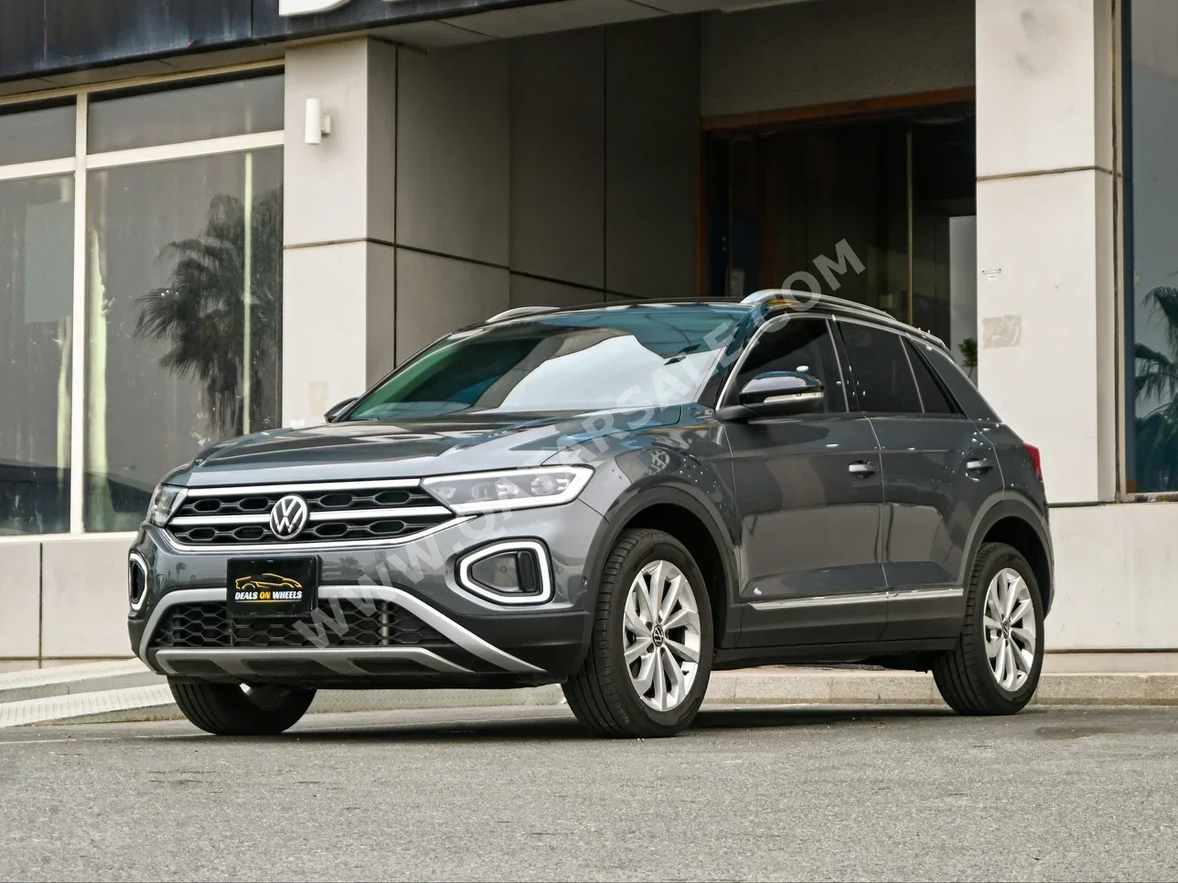 Volkswagen  T-Roc  Style  2025  Automatic  10,000 Km  4 Cylinder  Front Wheel Drive (FWD)  SUV  Gray  With Warranty