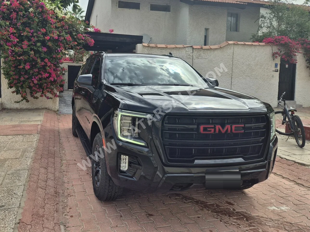 جي ام سي  يوكون  2022  اوتوماتيك  85,000 كم  8 سلندر  دفع رباعي  اس يو في  أسود  تحت الضمان