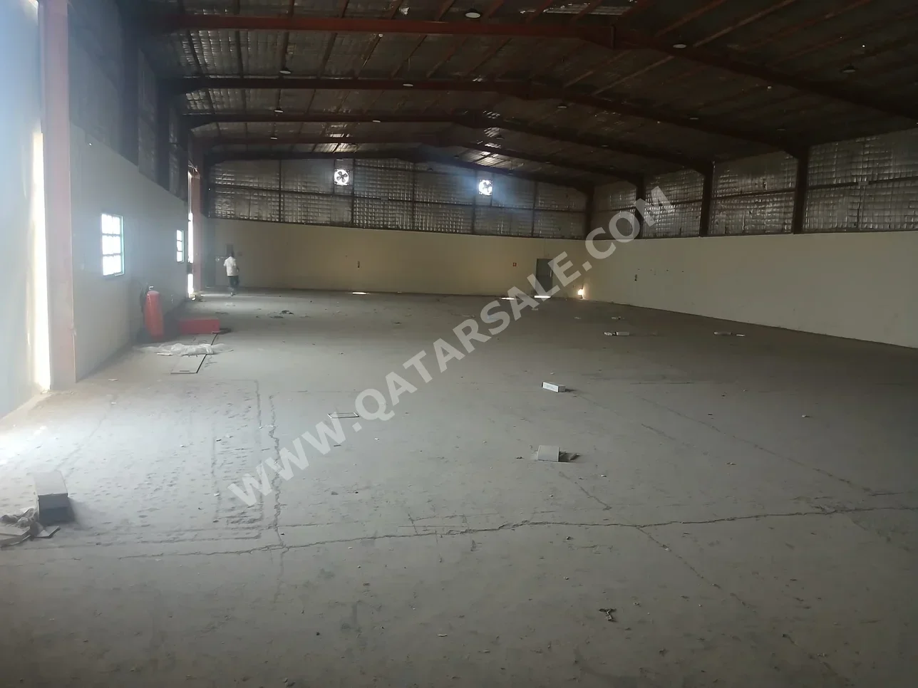 مخازن و مستودعات - الريان - المنطقة الصناعية -المساحة: 800 متر مربع