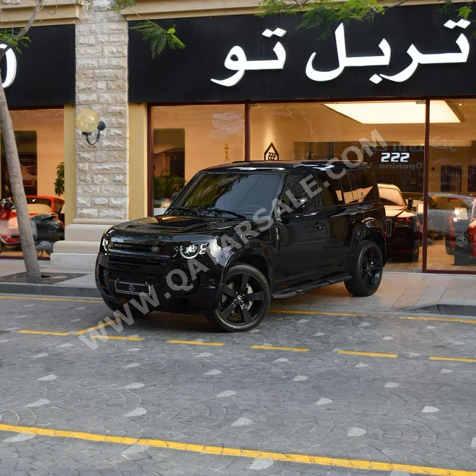 لاند روفر ديفيندر 110 اكس داينمك 2023 اوتوماتيك 39,000 كم 6 سلندر دفع رباعي اس يو في أسود تحت الضمان