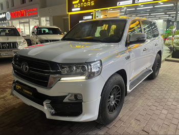 Toyota  Land Cruiser  GXR  2016  Automatic  300,000 Km  8 Cylinder  Four Wheel Drive (4WD)  SUV  White