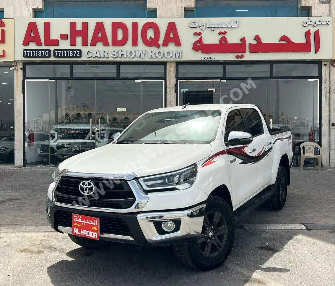 Toyota  Hilux  SR5  2023  Automatic  68,000 Km  4 Cylinder  Four Wheel Drive (4WD)  Pick Up  White