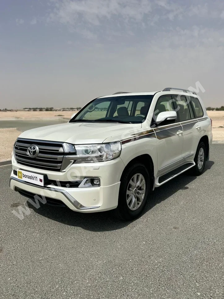 تويوتا  لاند كروزر  جي اكس ار  2016  اوتوماتيك  360,436 كم  6 سلندر  دفع رباعي  اس يو في  أبيض