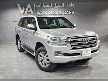 تويوتا  لاند كروزر  في اكس ار  2018  اوتوماتيك  267,000 كم  8 سلندر  دفع رباعي  اس يو في  فضي