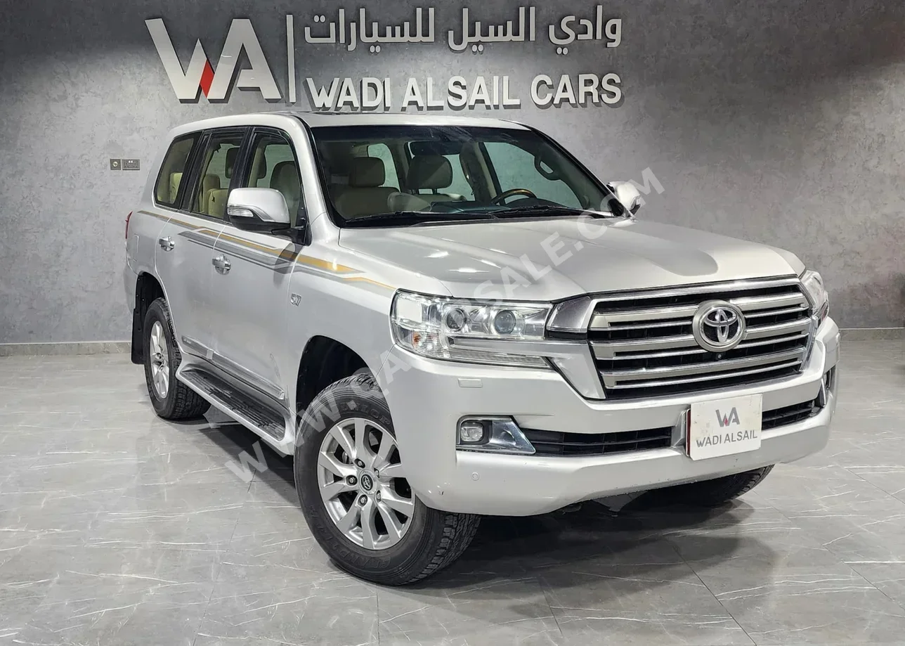 تويوتا  لاند كروزر  في اكس ار  2018  اوتوماتيك  267,000 كم  8 سلندر  دفع رباعي  اس يو في  فضي