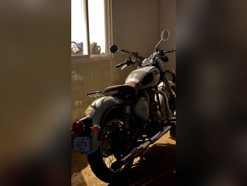 Royal Enfield  Classic 350 -  2022 - Color Blue & white