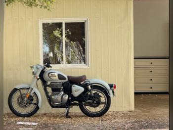 رويال انفيلد  كلاسك 350 -  2022 - اللون ازرق وابيض