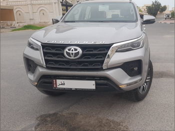 تويوتا  فورشنر  2025  اوتوماتيك  7,000 كم  6 سلندر  دفع رباعي  اس يو في  فضي  تحت الضمان