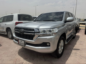 تويوتا  لاند كروزر  في اكس ار  2021  اوتوماتيك  168,000 كم  8 سلندر  دفع رباعي  اس يو في  فضي