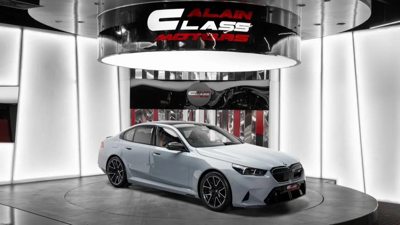 بي ام دبليو  الفئة - ام  5  2026  اوتوماتيك  30 كم  8 سلندر  دفع كلي مستمر  سيدان  رمادي