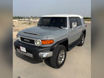 Toyota  FJ Cruiser  2013  Automatic  261,000 Km  6 Cylinder  Four Wheel Drive (4WD)  SUV  Gray