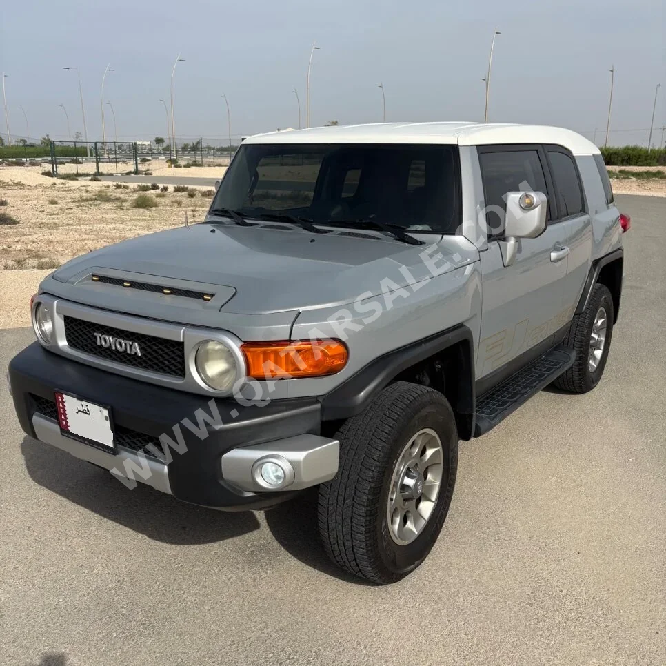 Toyota FJ Cruiser 2013 Automatic 261,000 Km 6 Cylinder Four Wheel Drive (4WD) SUV Gray