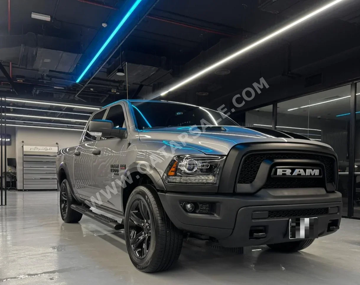 دودج رام وارلوك 2023 اوتوماتيك 55,000 كم 8 سلندر دفع رباعي بيكب رمادي تحت الضمان