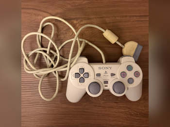 ملحقات اجهزة العاب الفيديو جهاز تحكم  - سوني  - بلاي ستيشن 1  - أبيض