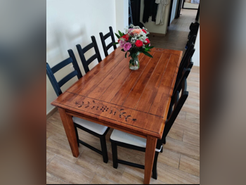 طاولة طعام - بنى