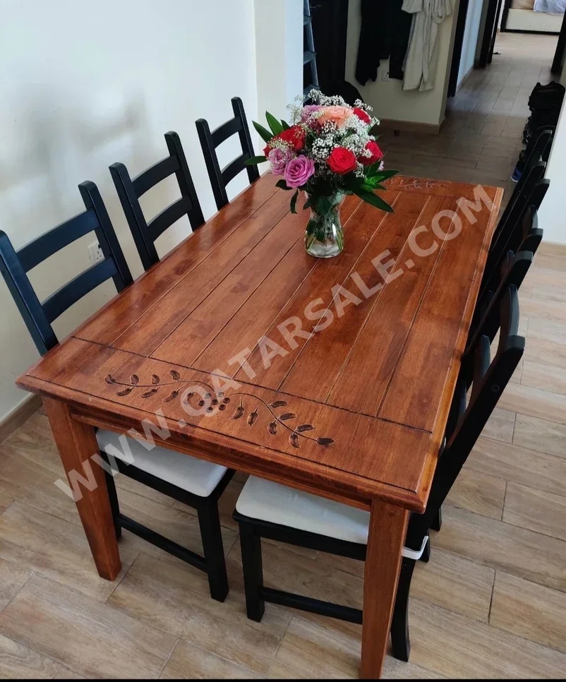 طاولة طعام  - بنى