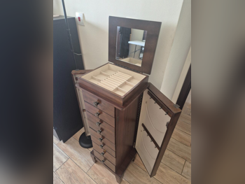 وحدات الأدراج تشمل المرآة  بنى