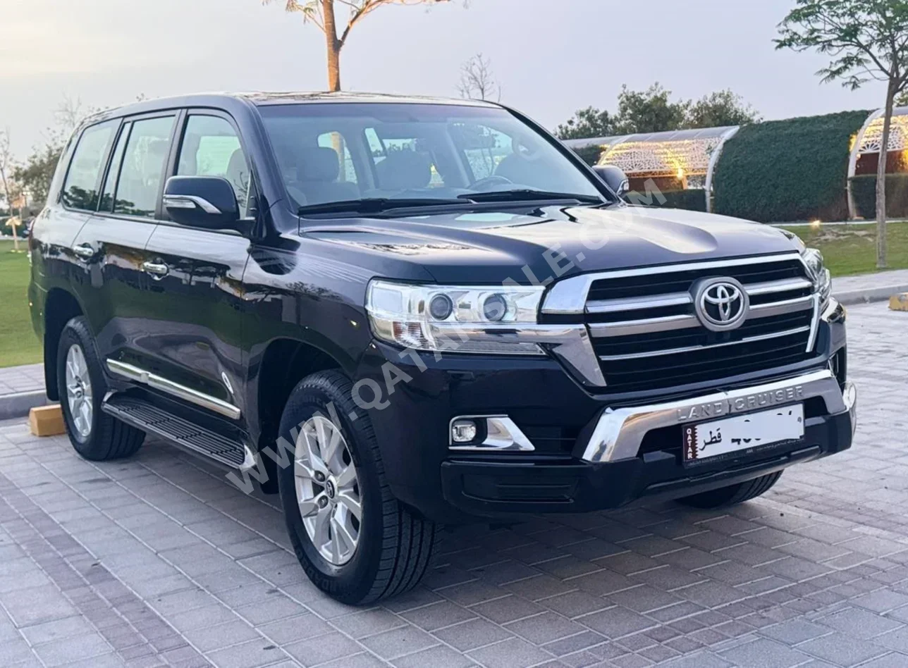تويوتا لاند كروزر جي اكس ار 2017 اوتوماتيك 246,000 كم 8 سلندر دفع رباعي اس يو في أسود