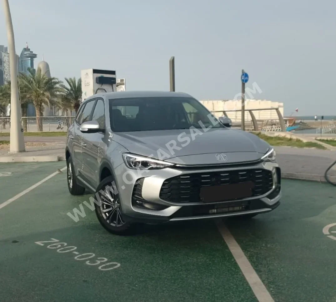 ام جي  زد اس  2025  اوتوماتيك  0 كم  4 سلندر  سحب امامي  اس يو في  فضي  تحت الضمان