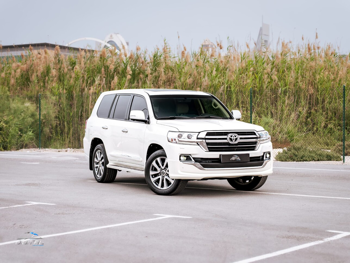 تويوتا  لاند كروزر  جي اكس ار  2016  اوتوماتيك  87,500 كم  8 سلندر  دفع رباعي  اس يو في  أبيض