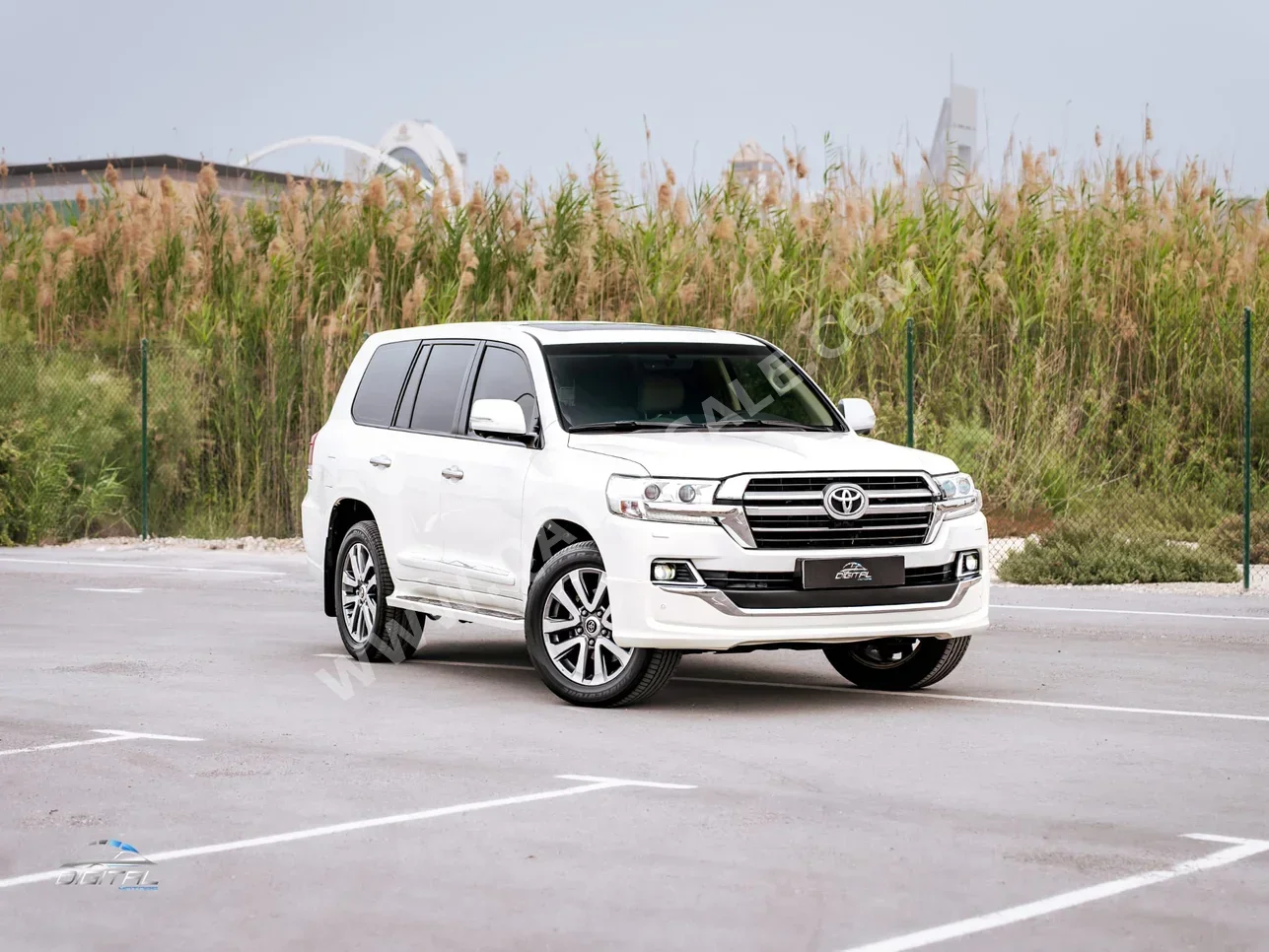 تويوتا  لاند كروزر  جي اكس ار  2016  اوتوماتيك  87,500 كم  8 سلندر  دفع رباعي  اس يو في  أبيض