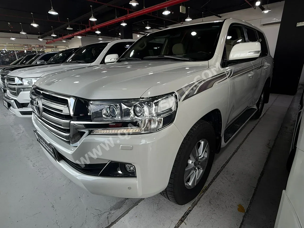 تويوتا  لاند كروزر  جي اكس ار  2017  اوتوماتيك  229,000 كم  6 سلندر  دفع رباعي  اس يو في  أبيض