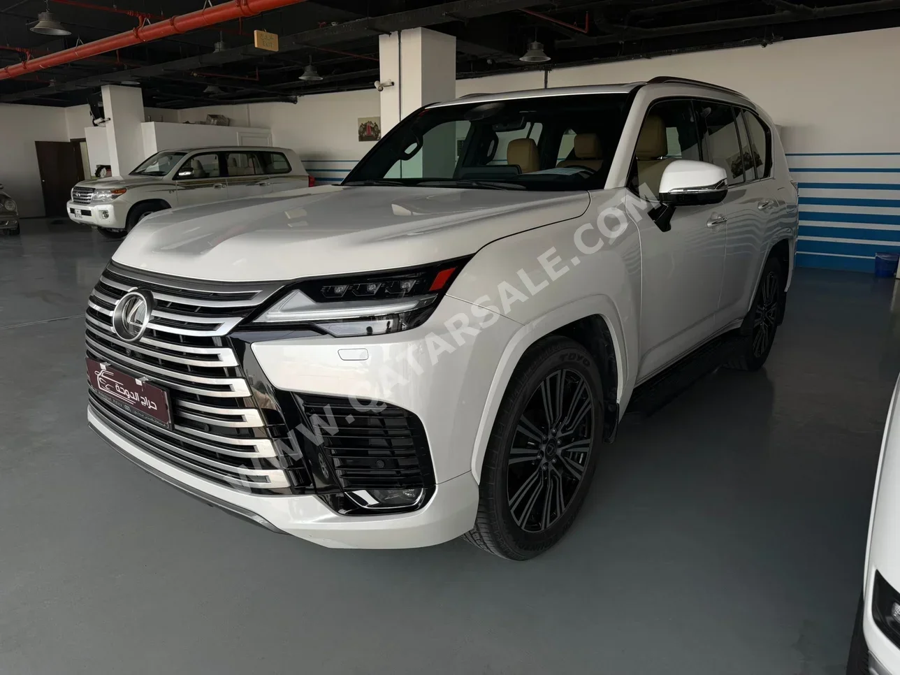 لكزس ال اكس 600 لكجري 2024 اوتوماتيك 89,000 كم 6 سلندر دفع رباعي اس يو في أبيض تحت الضمان