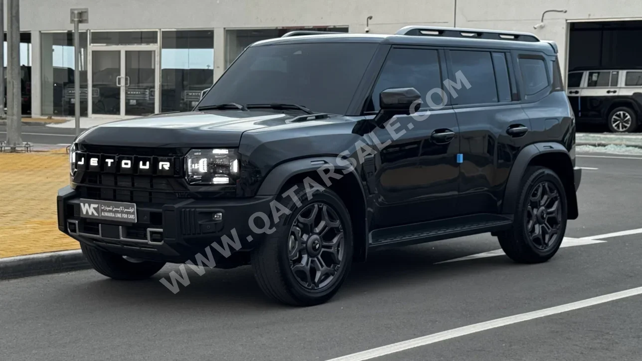 جيتور تي 2 لكجري 2025 اوتوماتيك 28,000 كم 4 سلندر دفع رباعي سيدان أسود