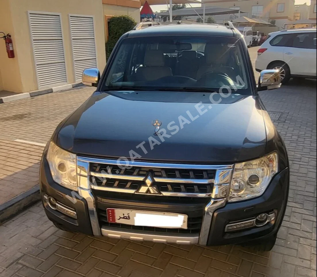 ميتسوبيشي باجيرو GLS 2016 اوتوماتيك 188,000 كم 6 سلندر دفع رباعي اس يو في رمادي