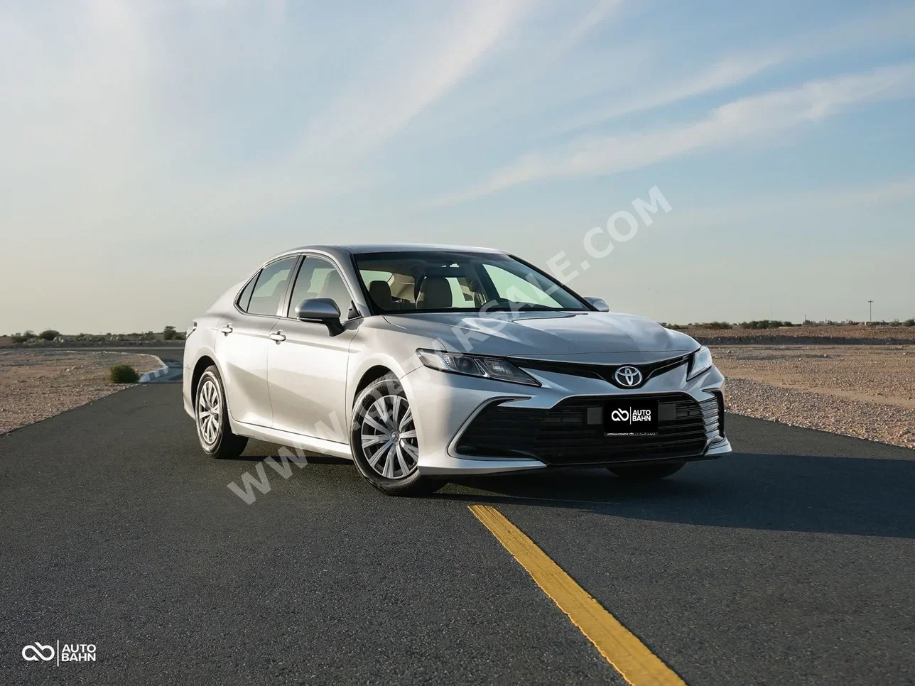 تويوتا كامري أل اي 2024 اوتوماتيك 13,000 كم 4 سلندر سحب امامي سيدان فضي تحت الضمان