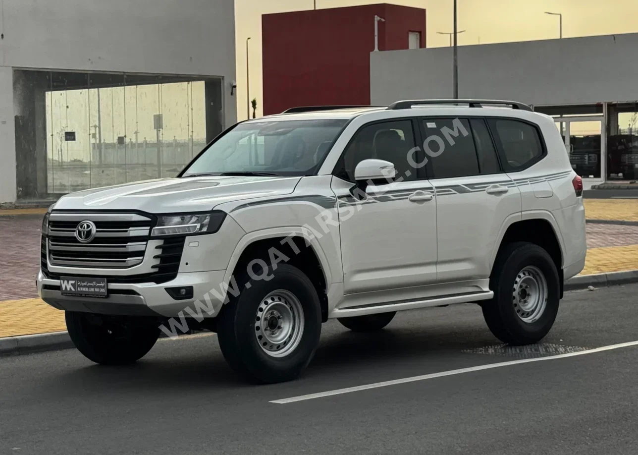 تويوتا لاند كروزر جي اكس ار 2023 اوتوماتيك 28,000 كم 6 سلندر دفع رباعي اس يو في أبيض تحت الضمان
