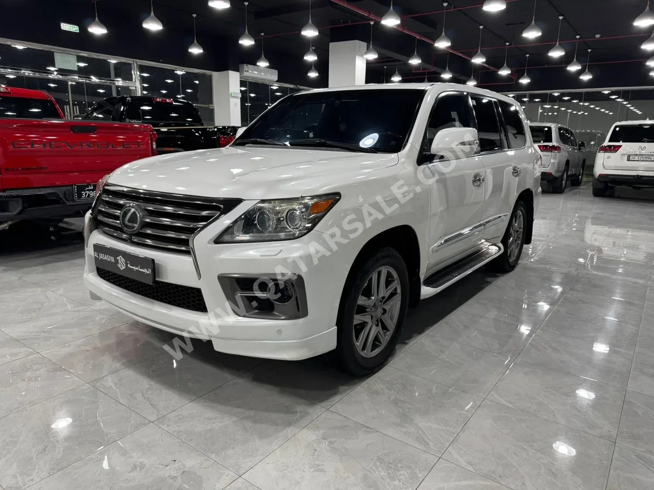 لكزس ال اكس 570 اس 2014 اوتوماتيك 210,000 كم 8 سلندر دفع رباعي اس يو في أبيض